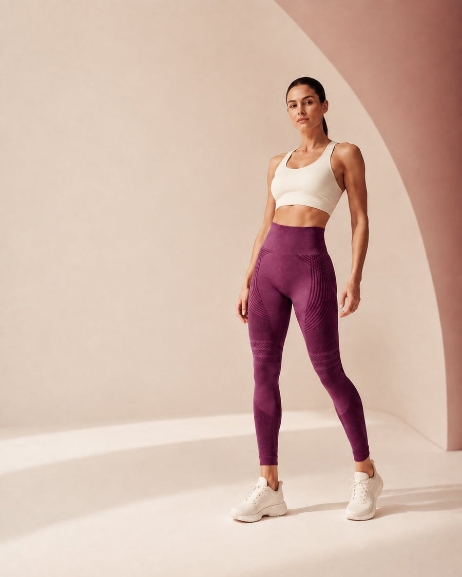Femme en legging SVELIA Prune intense sous une arche claire